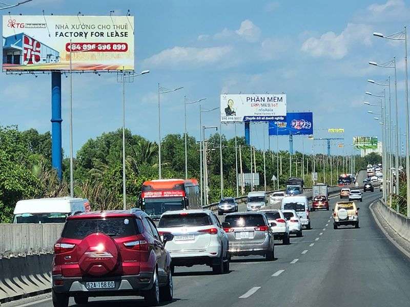 Quy định pháp lý khi lắp đặt biển quảng cáo trên đường cao tốc là gì