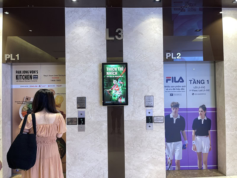 - Quảng cáo S@M (LCD/Standee) Vincom Center Trần Duy Hưng