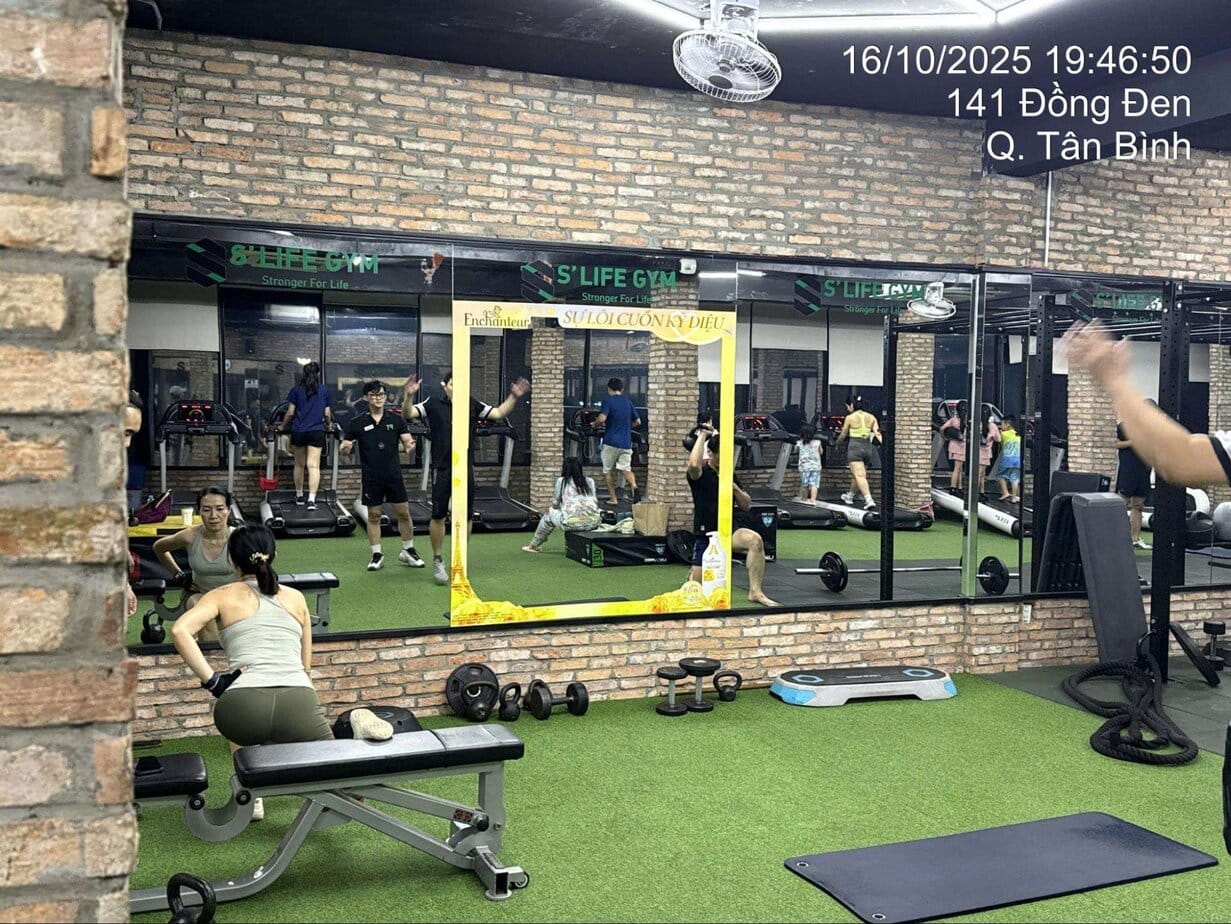 Dán quảng cáo kính phòng tập.