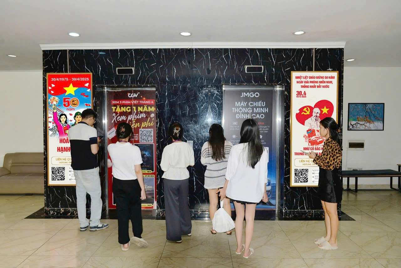 Dán quảng cáo thang máy.