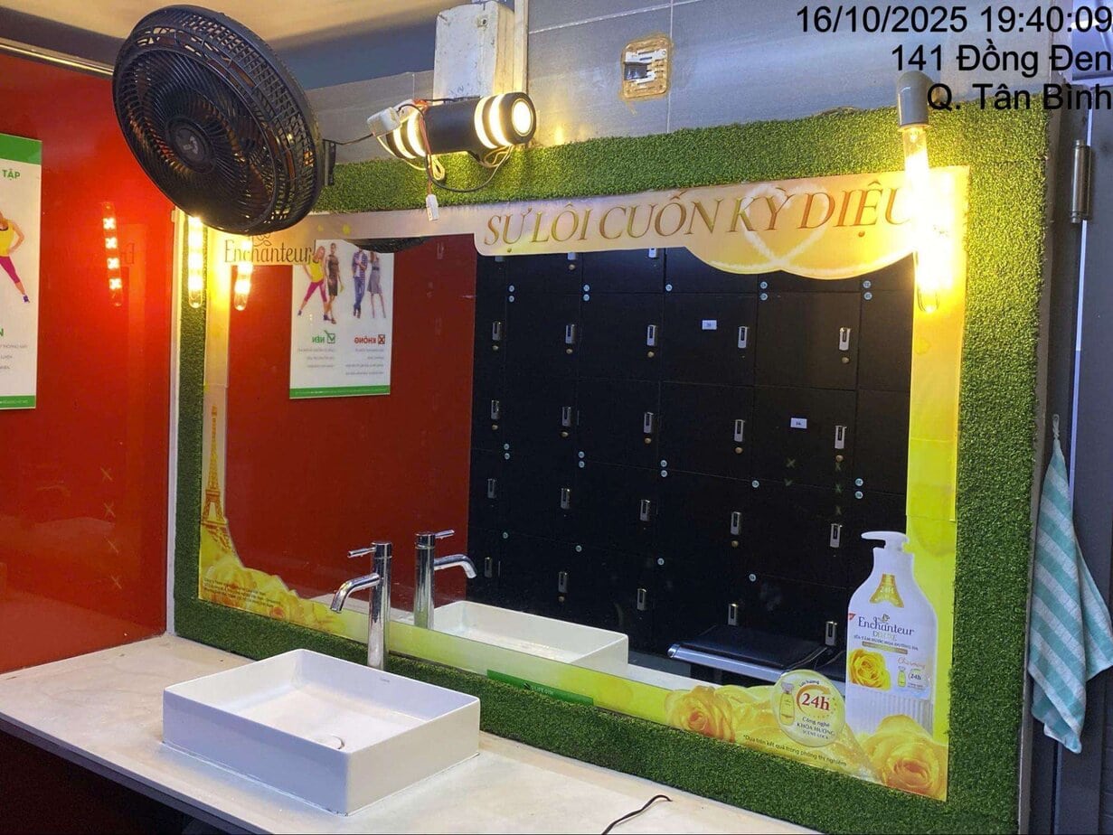 Dán quảng cáo toilet TTTM, rạp phim