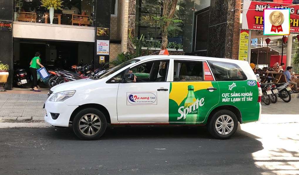 Dán quảng cáo xe taxi nổi bật