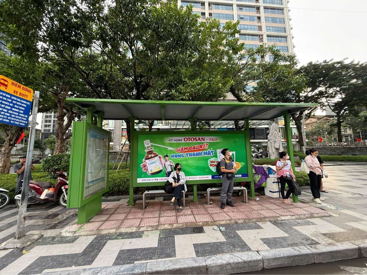 Quảng cáo ghế chờ nhà chờ xe bus của xịt họng Otosan - Quảng Cáo Ghế Chờ Ở Trường Đại Học, Nhà Chờ Xe Buýt Quảng cáo ghế chờ nhà chờ xe bus của xịt họng Otosan