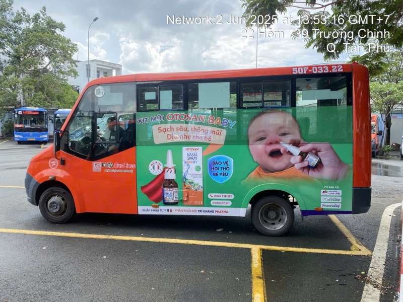 Dán decal thân xe bus. - Quảng Cáo Trên Xe Buýt: Hình Thức, Đặc Điểm & Báo Giá Mới Nhất Dán decal thân xe bus.