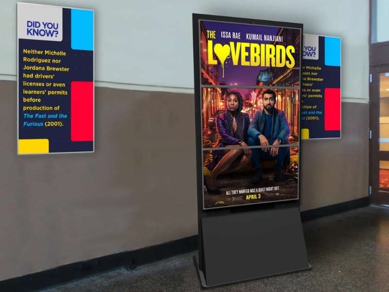 Poster và standee quảng cáo rạp chiếu phim.