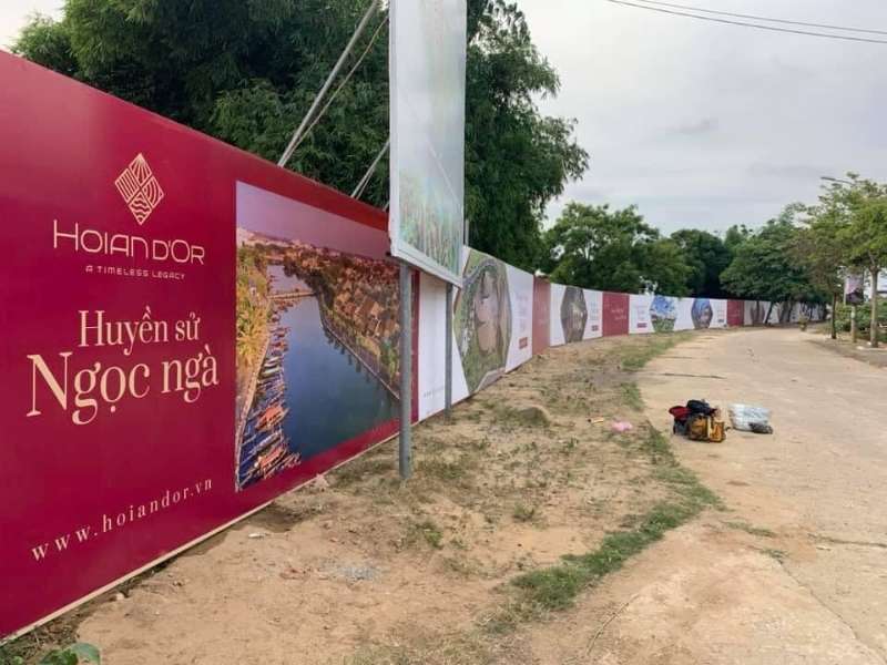 Hoarding bạt Hiflex lót tôn (Phổ biến nhất)