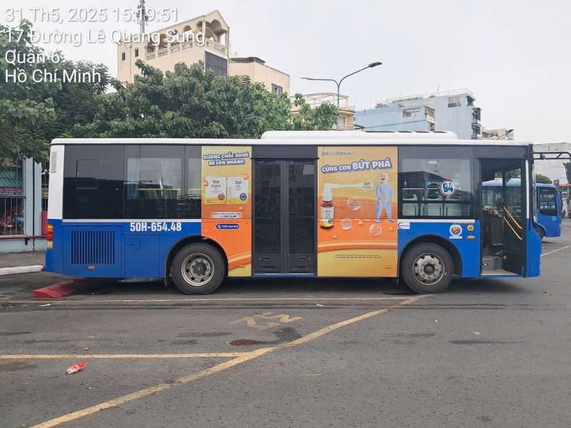 Quảng cáo dán decal gần cửa ra vào xe bus. - Quảng Cáo Trên Xe Buýt: Hình Thức, Đặc Điểm & Báo Giá Mới Nhất Quảng cáo dán decal gần cửa ra vào xe bus.