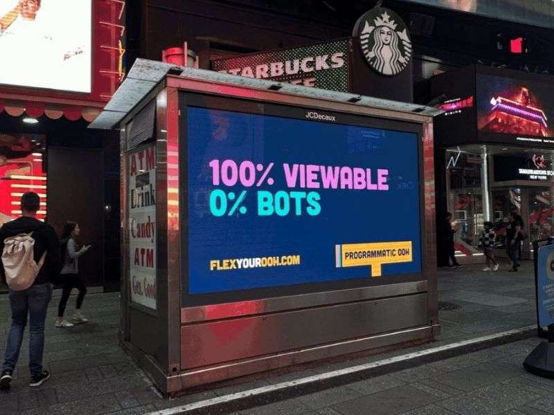 Programmatic DOOH trước cửa hàng Starbuck.