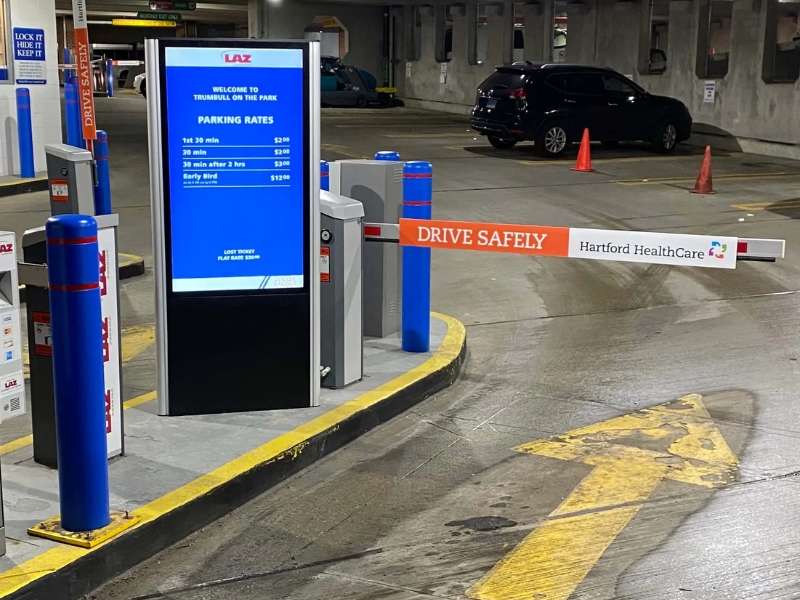 Quảng cáo trên thanh chắn Barrier - Quảng Cáo Tại Bãi Đỗ Xe: Đặc Điểm, Hình Thức Và Báo Giá Quảng cáo trên thanh chắn Barrier