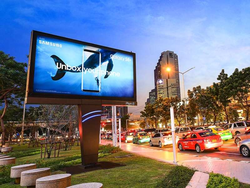 Quảng cáo màn hình LED dọc tuyến đường sầm uất.