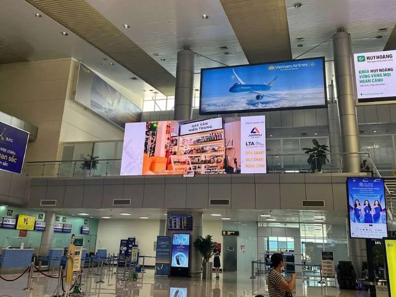 Quảng cáo màn hình LED khu vực làm thủ tục (check-in) của Sân bay Quốc tế Đà Nẵng (Nhà ga T1 - Ga Quốc nội).