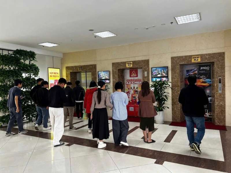 Standee quảng cáo điện tử khu vực thang máy.