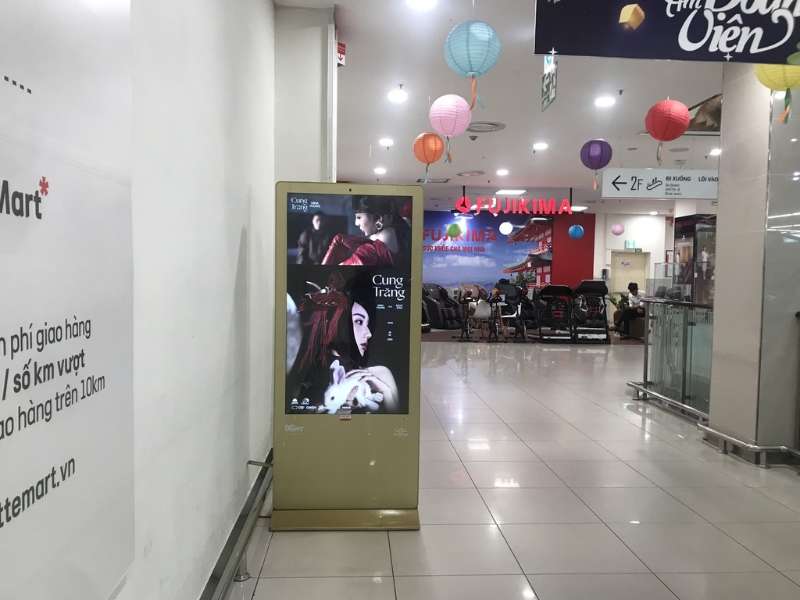 Standee quảng cáo tại lối ra vào Lotte Mart Phan Thiết.