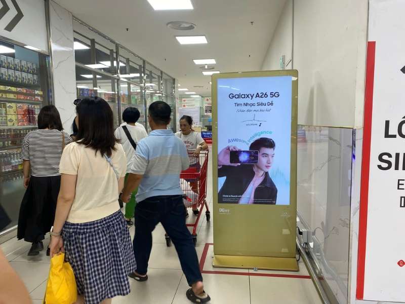 Standee quảng cáo điện thoại tại Lotte Mart Phan Thiết.