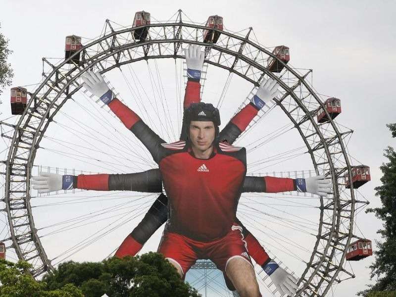 Quảng cáo của Adidas với hình ảnh thủ thành Cech có 7 cánh tay.