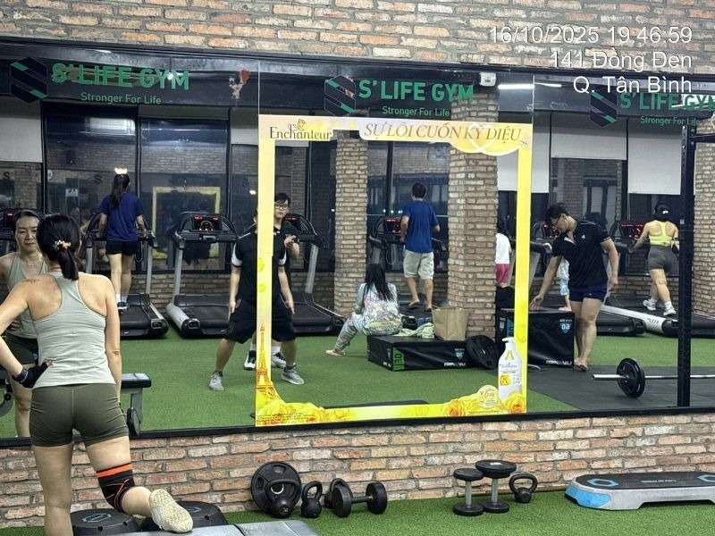 Cận cảnh quảng cáo Enchanteur tại gương tập thể hình phòng tập Gym.