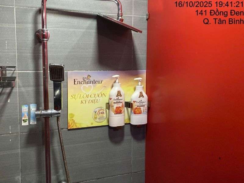 Cận cảnh quảng cáo Enchanteur tại khu vực nhà vệ sinh phòng tập Gym. 