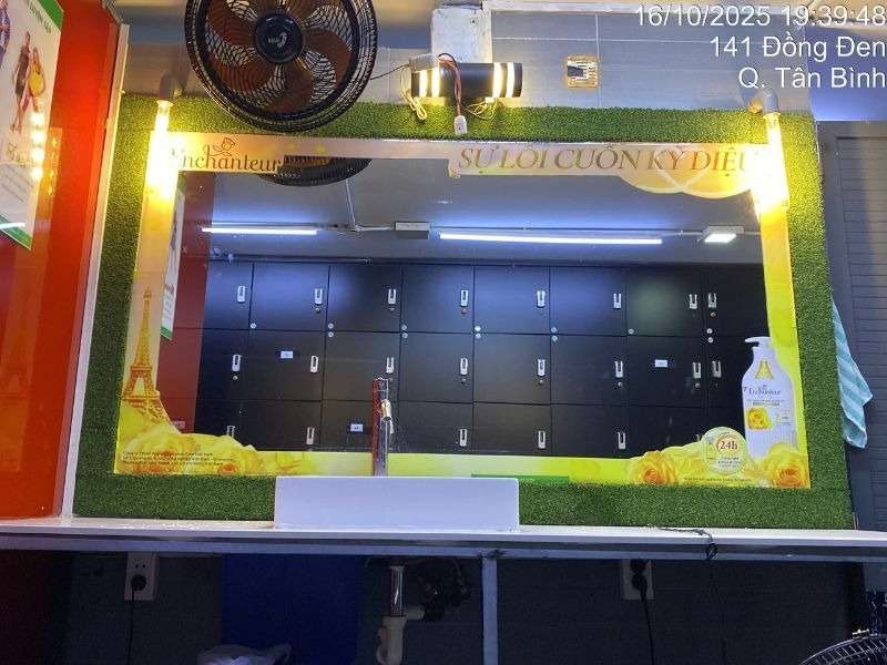 Cận cảnh quảng cáo Enchanteur tại sảnh chờ phòng tập Gym. 