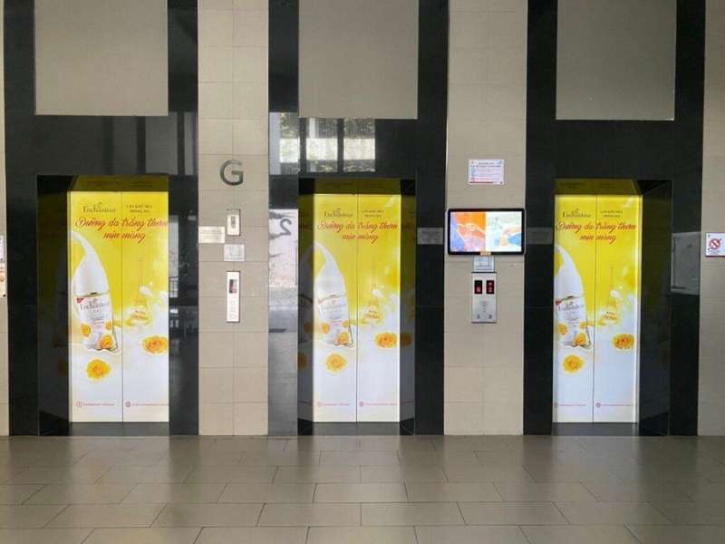 Decal quảng cáo dán thang máy.