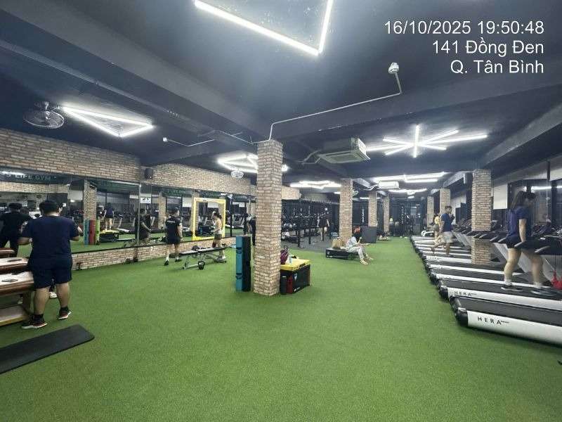 Nhìn từ xa quảng cáo Enchanteur tại gương tập thể hình phòng tập Gym. 