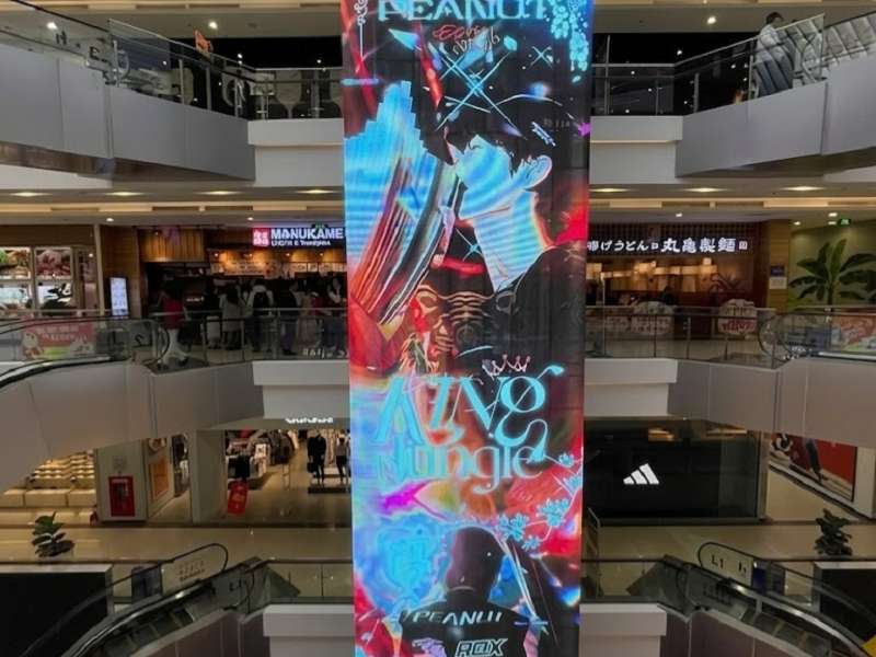 Quảng cáo banner thả trần đặt tại Vincom Center Metropolis.