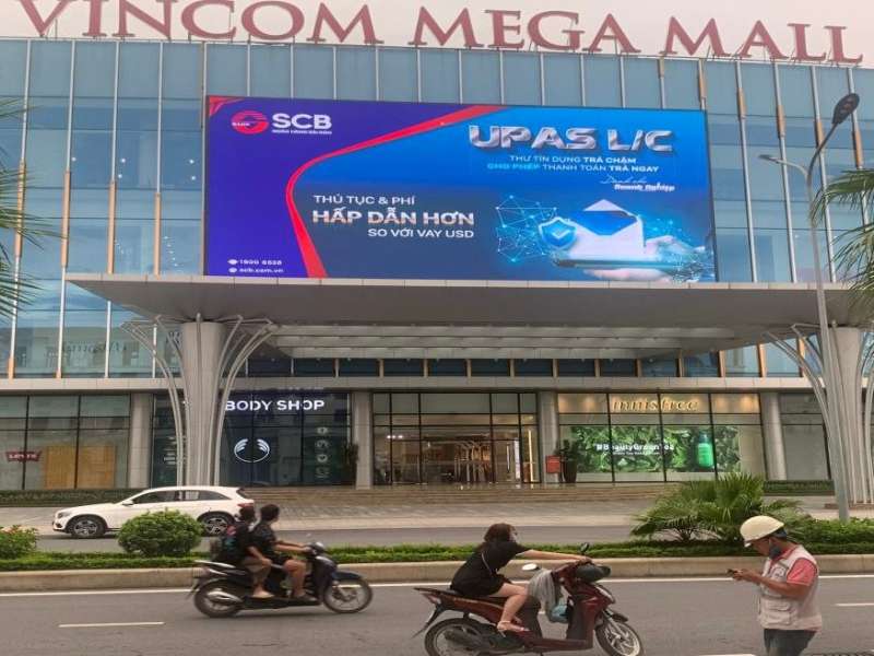 Quảng cáo LED tại mặt tiền trung tâm thương mại 