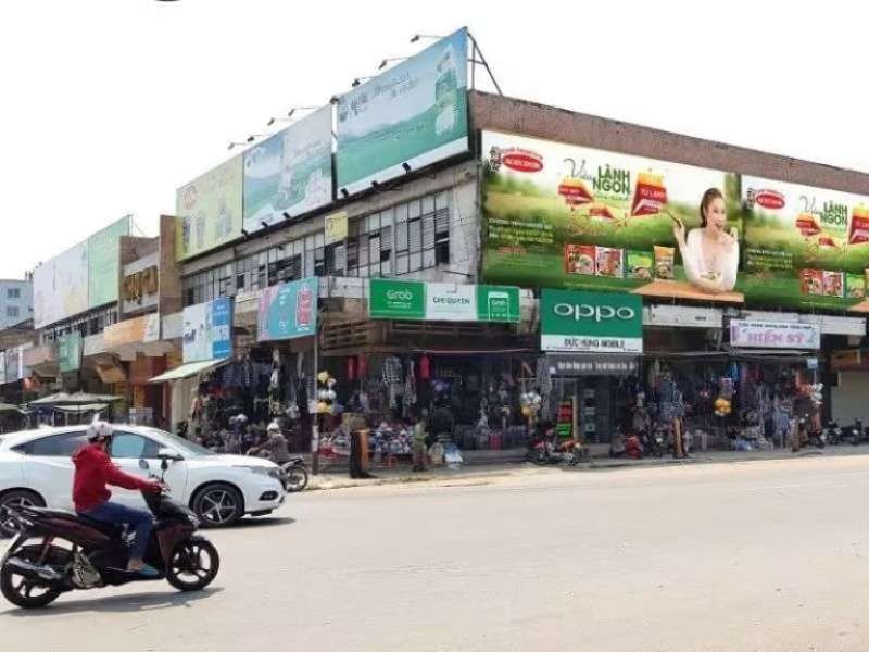 Quảng cáo ngoài trời tại chợ truyền thống