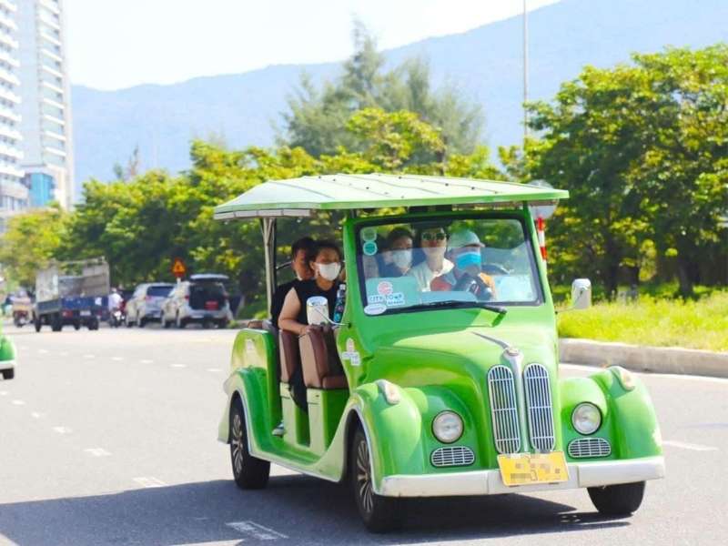 Quảng cáo trên xe điện du lịch là gì?
