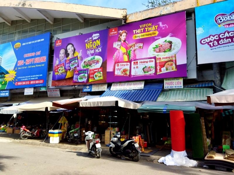 Chợ là nơi tập trung lượng lớn khách hàng mua sắm hàng tiêu dùng nhanh