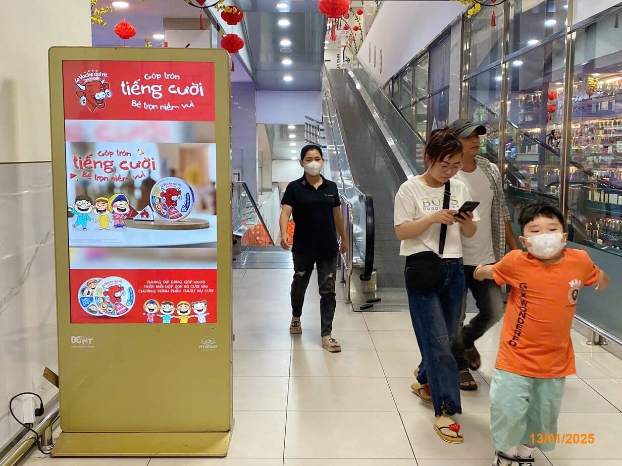 Hình ảnh quảng cáo Standee tại Lotte Mall