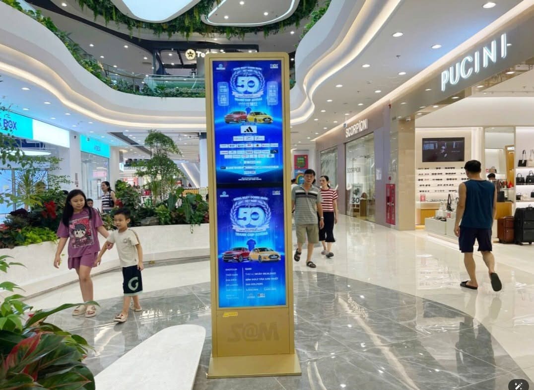 Quảng cáo Standee tại trung tâm thương mại vincom mega mall times city
