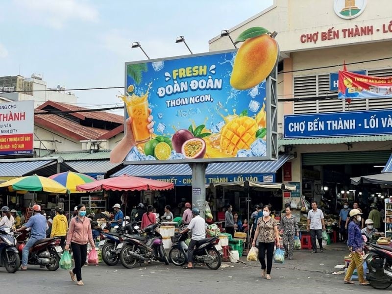 Pano được thiết kế vượt khung để tăng khả năng thu hút