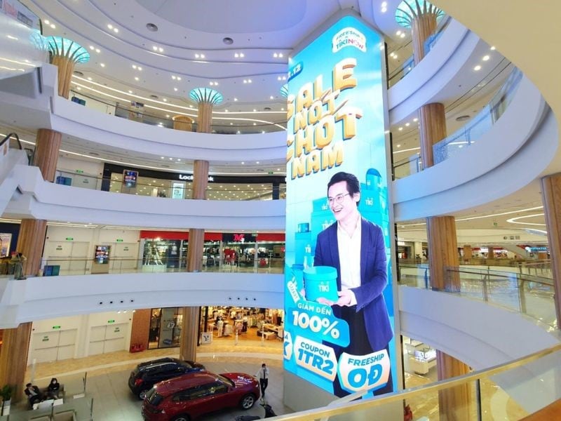 Hình ảnh quảng cáo thả trần tại Vạn Hạnh Mall