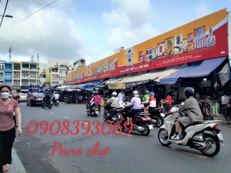Pano quảng cáo dọc mặt tiền chợ với kích thước lớn, trải dài theo mái chợ, giúp thương hiệu tiếp cận lượng lớn người đi đường và khách mua sắm mỗi ngày.