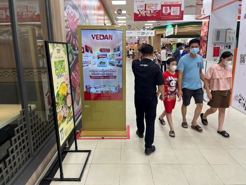 Quảng cáo LCD tại hành lang Lotte Mart. 