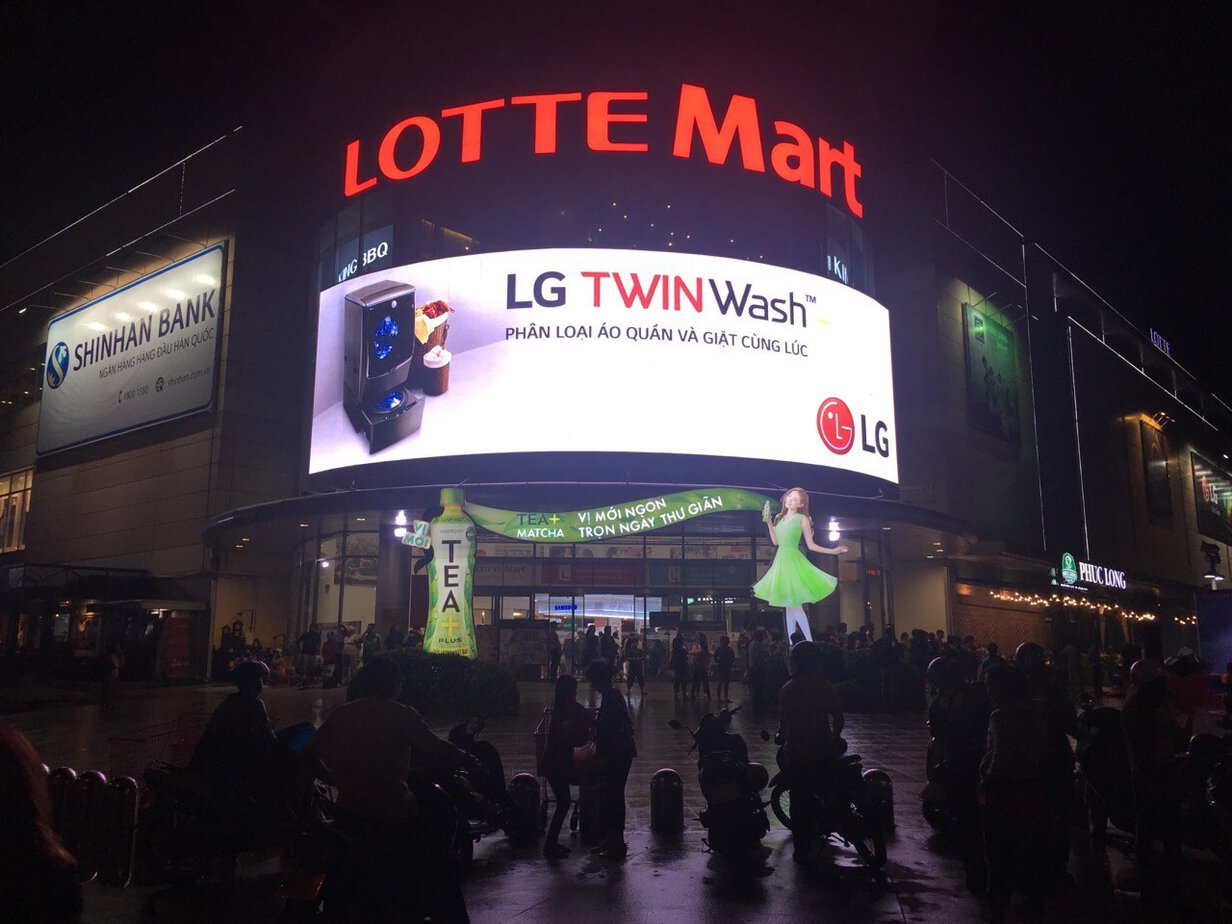 Quảng cáo màn hình LED mặt tiền Lotte Mart.