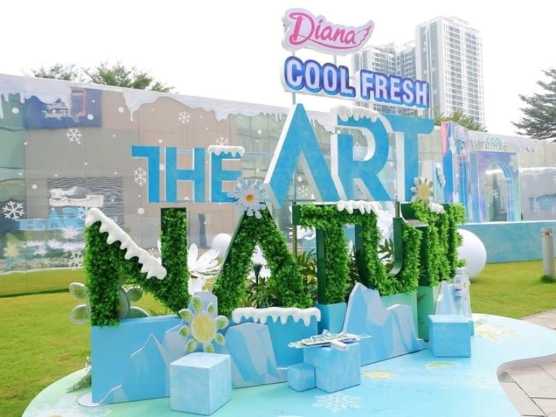 Khu vực tiểu cảnh quảng cáo ngoài trời của chiến dịch "Diana Cool Fresh - The Art of Nature" mang sắc xanh mát lạnh đầy ấn tượng tại SC VivoCity.