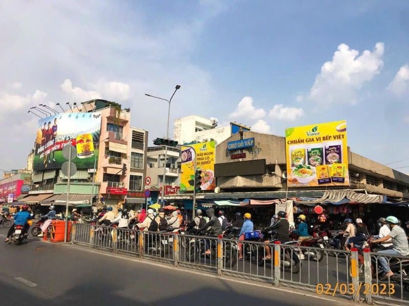 Pano quảng cáo được lắp đặt tại mặt tiền Chợ Gò Vấp