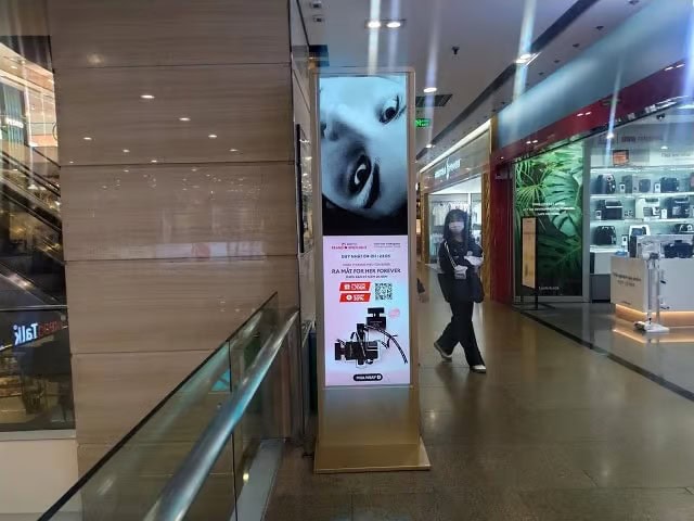 Quảng cáo LCD tại hành lang Vincom Đồng Khởi.