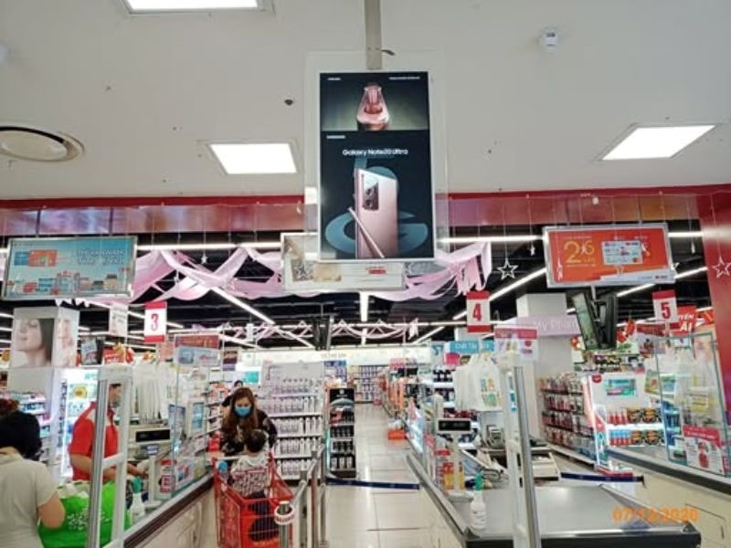 Màn hình LCD treo trần bố trí dọc các lối đi trong siêu thị