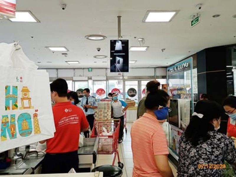 Màn hình LCD treo trần tại khu vực lối vào siêu thị