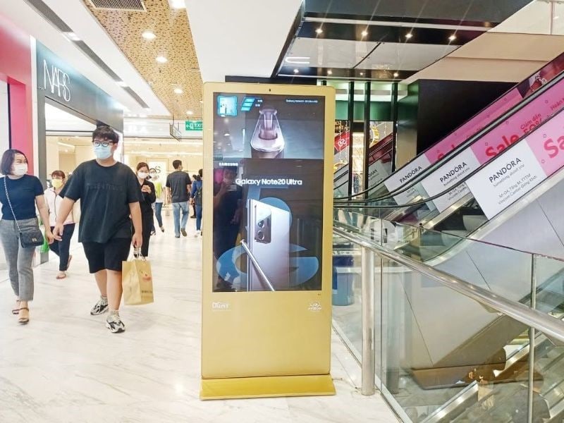 Màn hình LCD kỹ thuật số đặt gần thang cuốn và các thương hiệu lớn