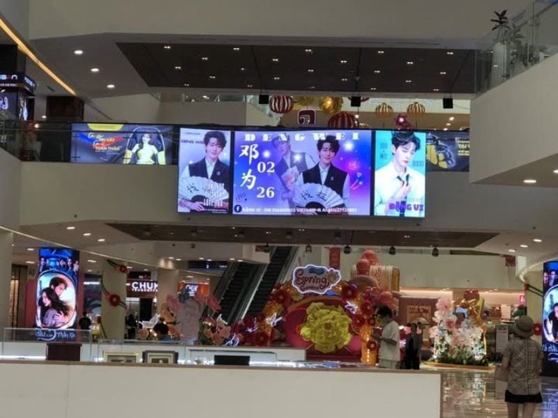 Màn hình LED treo ngang tại khu vực trung tâm SC VivoCity hiển thị nội dung quảng cáo, dễ dàng thu hút sự chú ý của khách mua sắm.