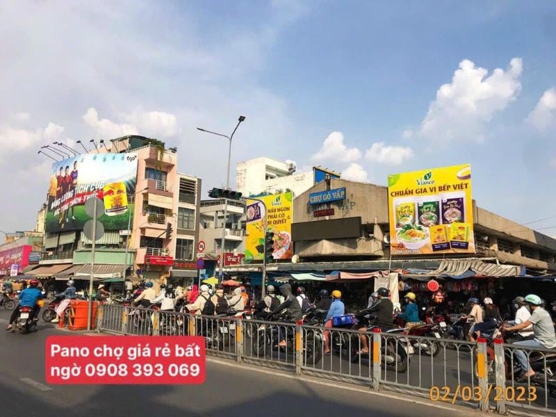 Pano quảng cáo tại góc giao lộ trước chợ sở hữu tầm nhìn rộng, dễ quan sát từ nhiều hướng, góp phần tăng khả năng nhận diện thương hiệu.