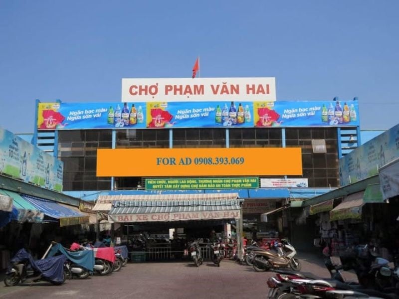 Pano quảng cáo ngay cổng chính chợ tạo điểm nhấn cho thương hiệu tại khu vực có mật độ người qua lại cao, nâng cao khả năng ghi nhớ.