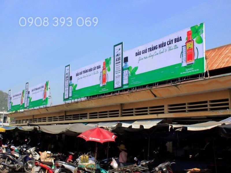 Pano quảng cáo trên mái chợ với vị trí cao, thông thoáng, giúp thông điệp quảng cáo hiển thị rõ ràng và nổi bật từ khoảng cách xa.
