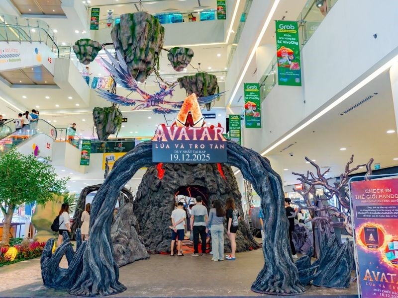 Mô hình booth sự kiện quảng bá hoành tráng cho bộ phim bom tấn "Avatar: Lửa và Tro tàn" được dựng ngay tại sảnh trung tâm thương mại.
