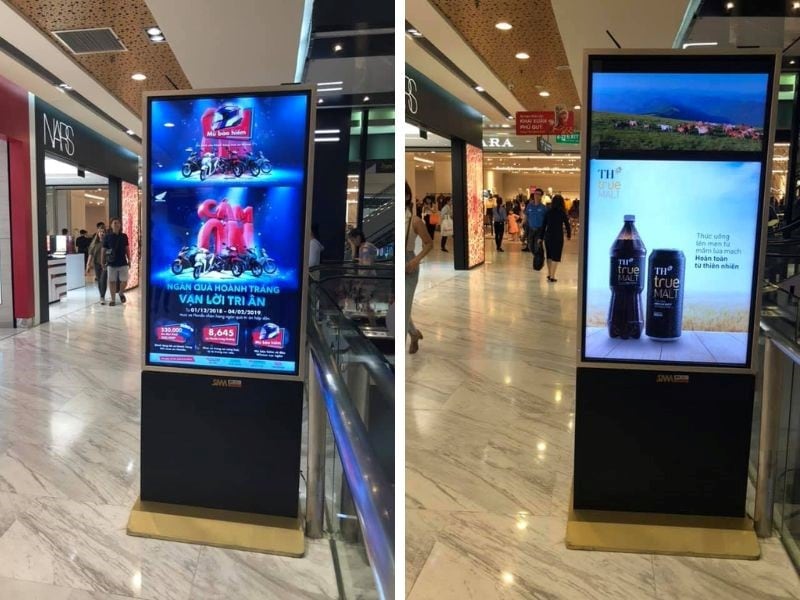 Màn hình LCD Standee đặt tại lối đi chính của trung tâm thương mại