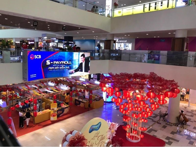 Quảng cáo dooh màn hình LED cho ngành hàng tài chính tại sảnh chính TTTM