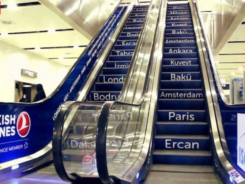 Quảng cáo thang cuốn tại Aeon Mall